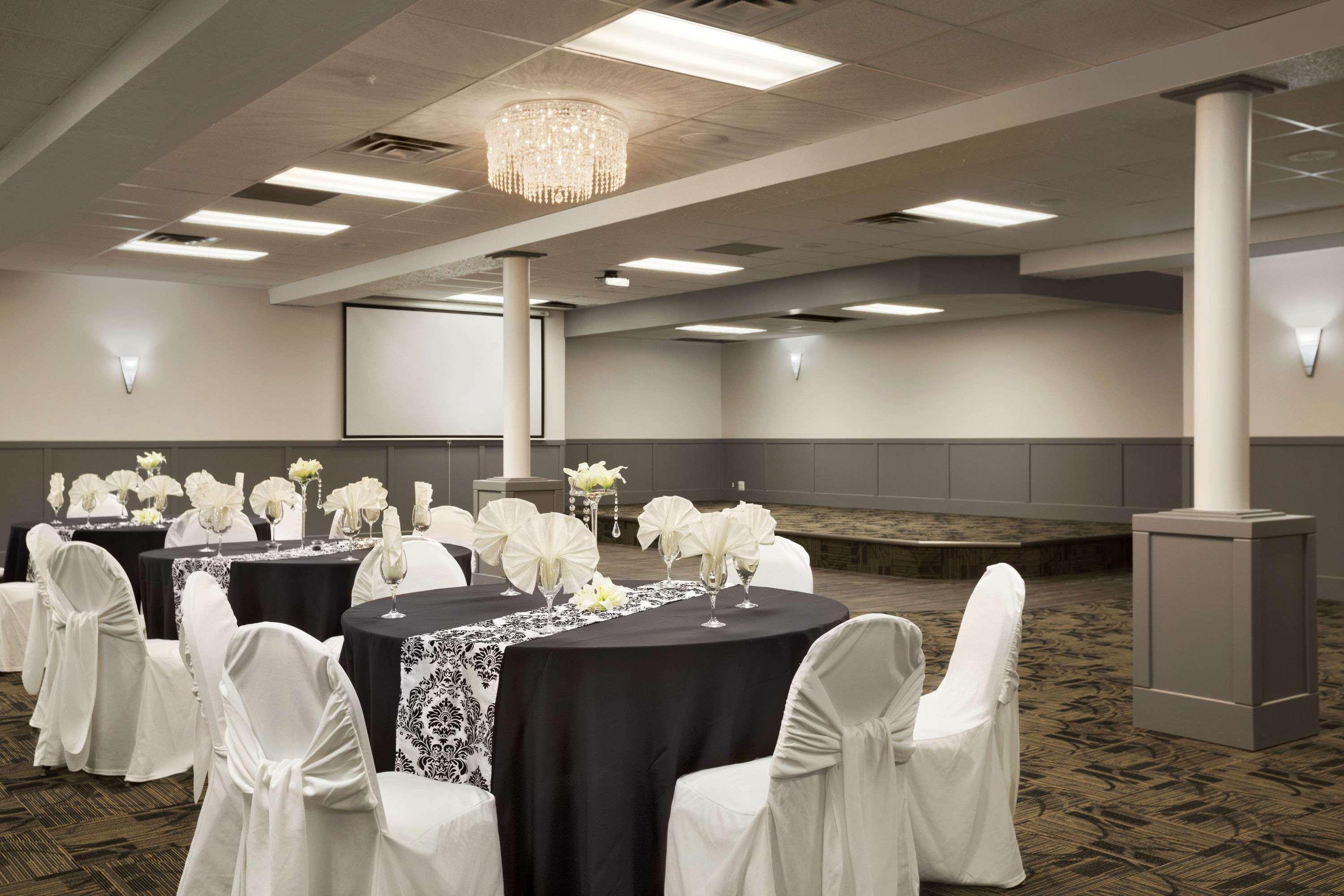 Clarion Pointe Hotel Medicine Hat Buitenkant foto