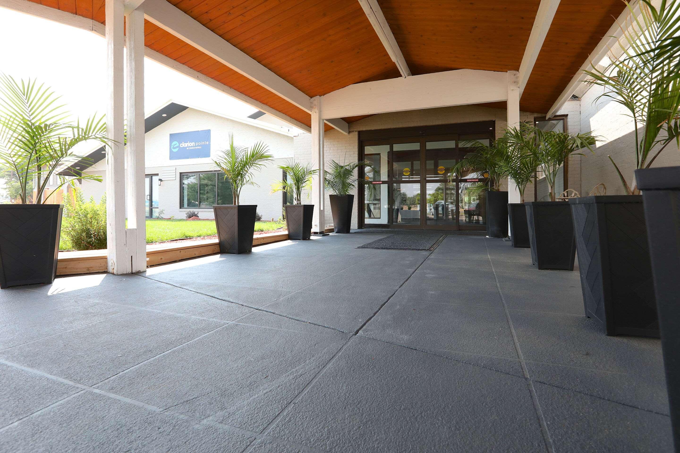 Clarion Pointe Hotel Medicine Hat Buitenkant foto